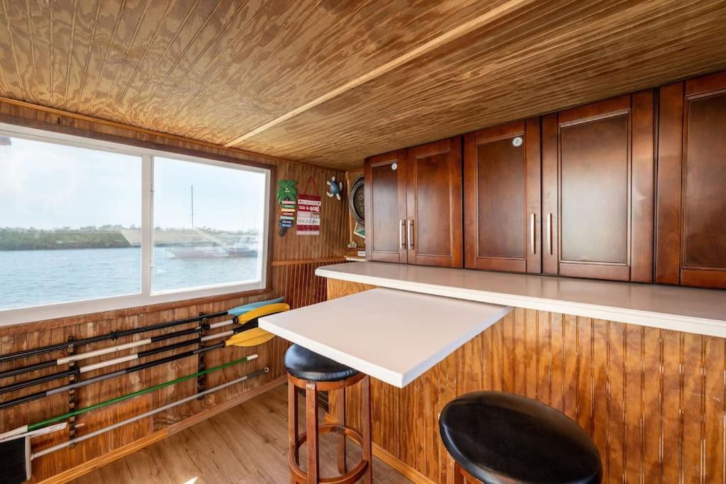 Отель Beautiful Houseboat In Ки-Уэст Экстерьер фото