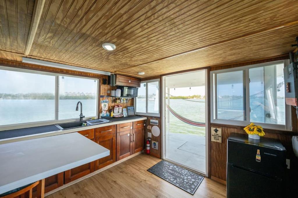 Отель Beautiful Houseboat In Ки-Уэст Экстерьер фото